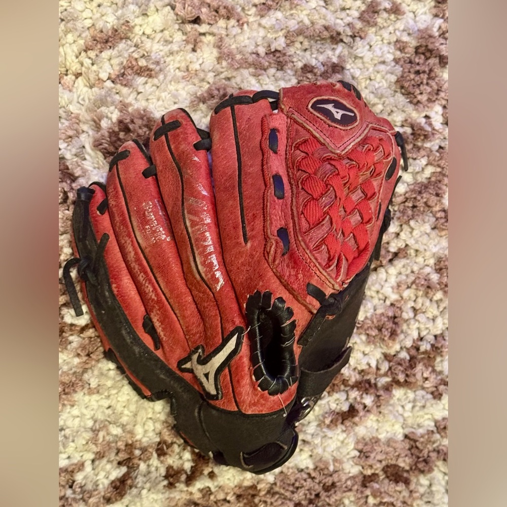 This Mizuno Power Close Prospect- RHT GPP 1050Y 10.5" Youth Baseball Glove